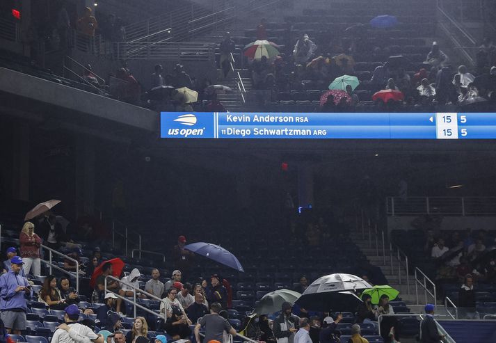 Gríðarleg rigning tafði leik Kevin Anderson og Diego Schwartzmann. Braut hún sér leið í gegnum þak tennishallarinnar.