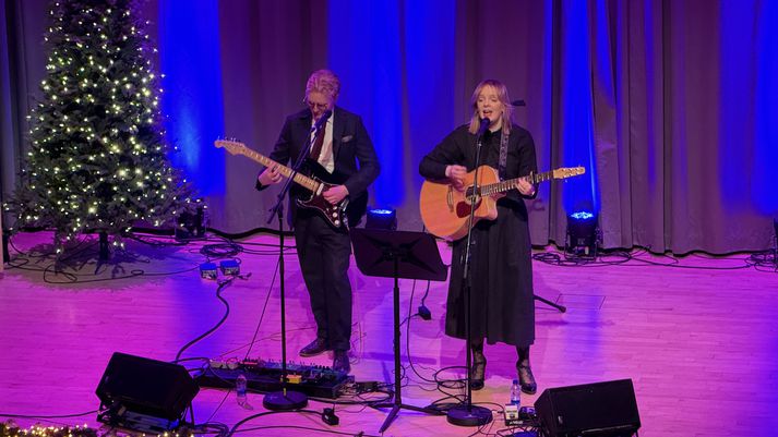 Una Torfa á sviði í Salnum í Kópavogi á fimmudagskvöld.