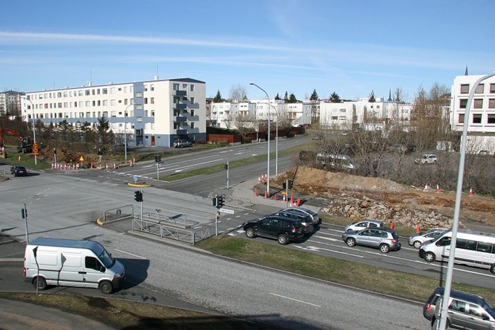 Vegna framkvæmda við vatnslögn þarf að loka hluta Háaleitisbrautar tímabundið.