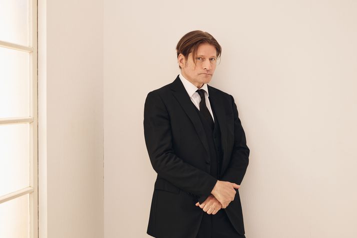 Crispin Glover hafnar ásökunum breskrar fyrirsætur sem segir hann hafa narrað hana til Los Angeles undir fölsku yfirskyni og síðan reynt að stjórnast með hana áður en hann henti henni á götuna.