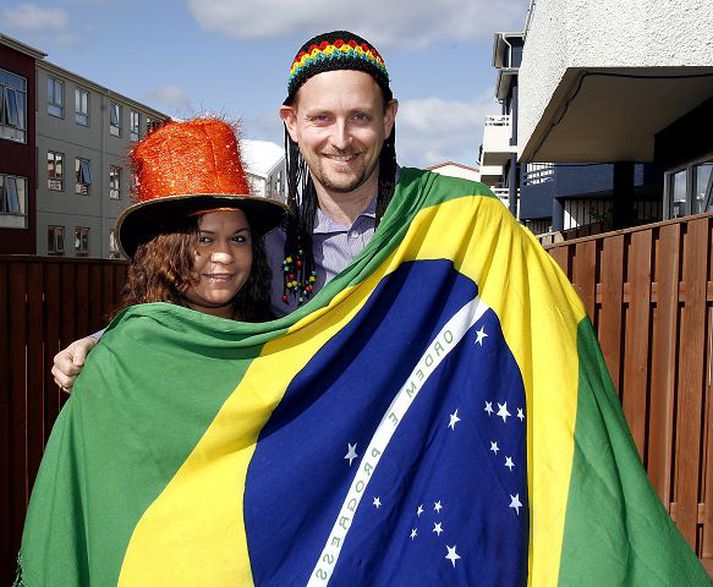 Hjónin Guðmundur Thorberg og Adriana Rosa Barros halda brasilíska veislu á laugardag. Fréttablaðið/gva