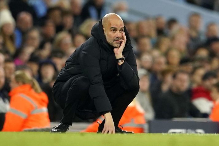 Pep Guardiola fylgist hér með liði Manchester City af hliðarlínunni.