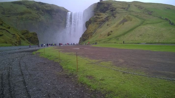 Á myndum má sjá að grasið er horfið á stórum bletti.