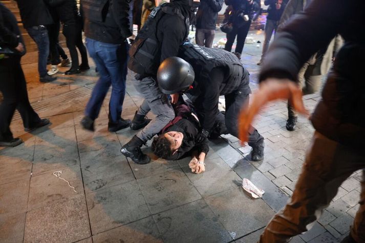 Lögreglumenn snúa niður mótmælanda í Ankara í síðasta mánuði. Mótmælin brutust út eftir að stjórnvöld létu handtaka helsta pólitíska keppinaut Erdogan forseta.