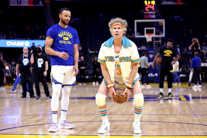 Will Ferrell, í gervi Jackie Moon, tekur vítaskot við hlið Stephen Curry fyrir leik Golden State Warriors á móti Los Angeles Clippers.