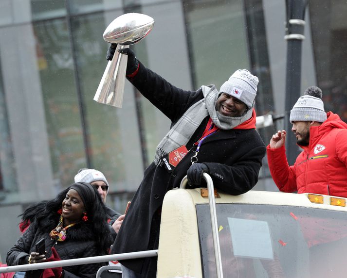 Eric Bieniemy fagnar hér Super Bowl sigri með Kansas City.