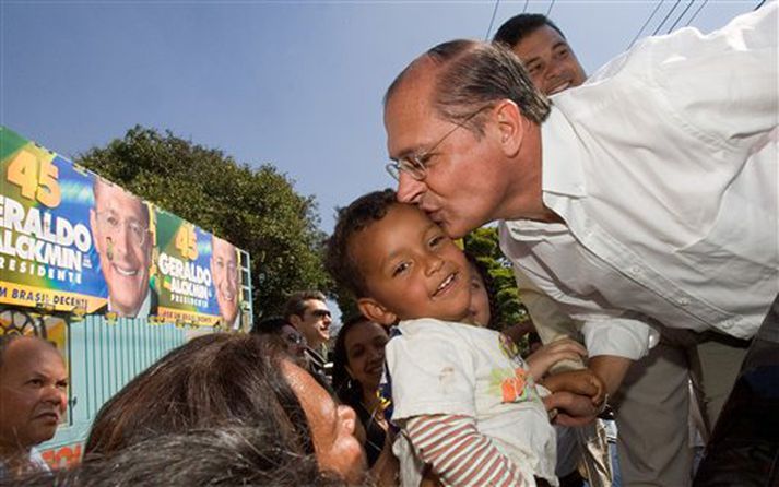Brasilískir stjórnmálamenn kyssa nú á barnakinnar í gríð og erg til að reyna að tryggja pólitíska framtíð sína. Brasilíumenn ganga að rafrænu kjörkössunum á sunnudaginn.