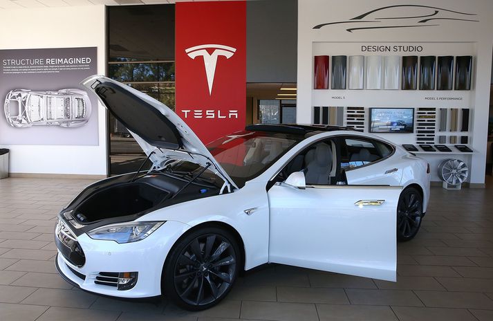 Tesla hefur lækkað verð á bílum sínum um allt að tuttugu prósent. Bæði hér á landi og annars staðar.