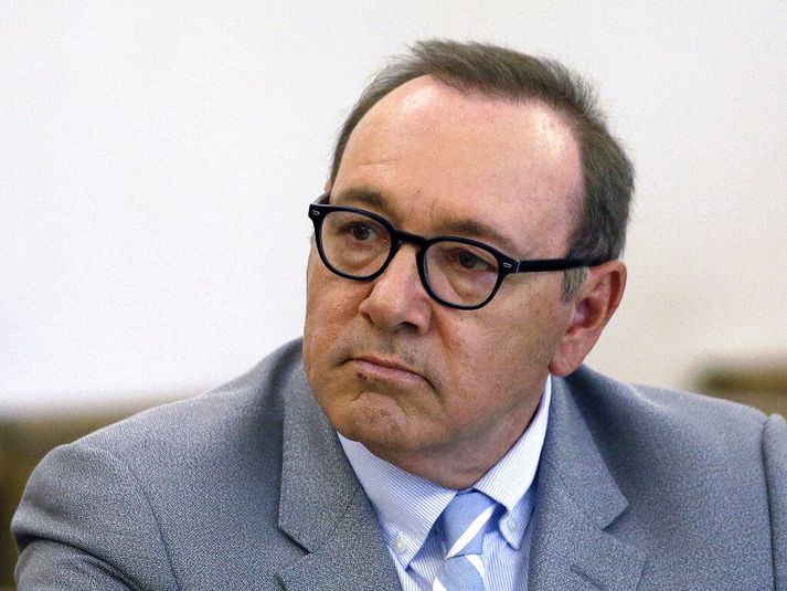 Kevin Spacey er 62 ára gamall. Hópur karlmanna hefur sakað hann um að brjóta á sér kynferðislega.