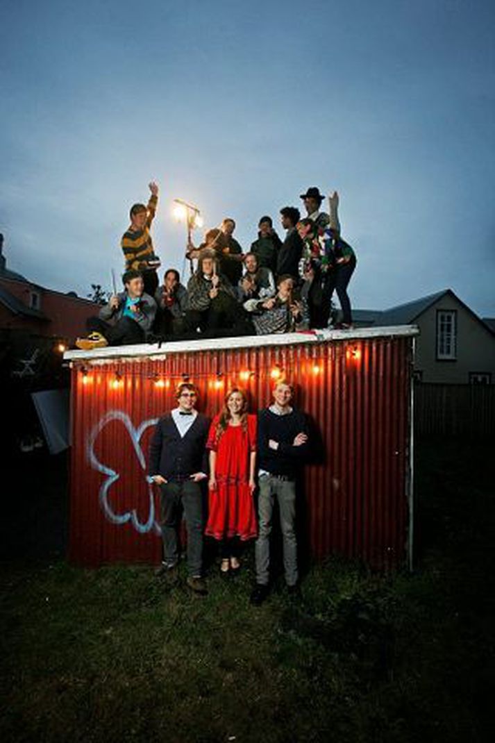 Halda uppi stuði um jólin
FM Belfast og Retro Stefson sameinast á Nasa, Bubbi verður á sínum stað á Þorláksmessu, Páll Óskar breytir Nasa í Stúdíó 54, Haukur Heiðar í Diktu verður á Sódómu og Bogomil Font tekur upp þráðinn með Millunum.