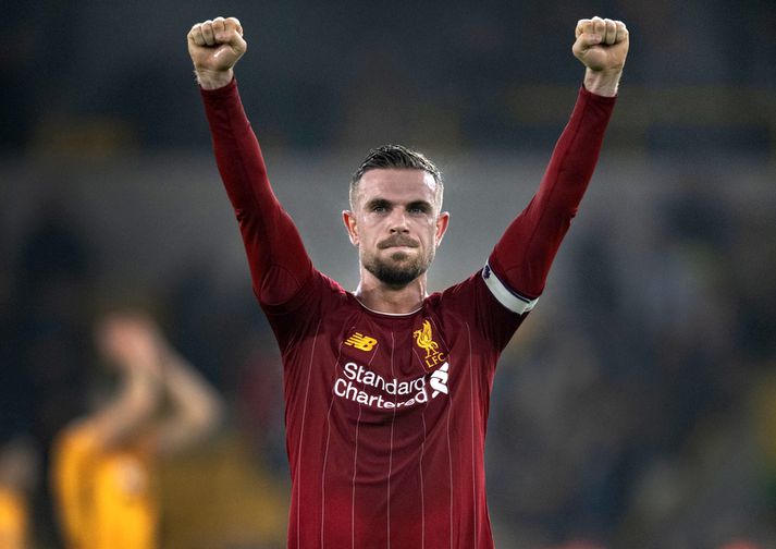 Jordan Henderson fagnar hér fjórtánda deildarsigri Liverpool liðsins í röð í gærkvöldi.