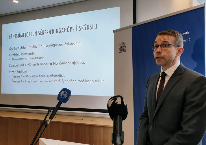 Axel Hall, formaður sérfræðingahóps kynnti nýja skýrslu um tekjuskatts- og bótakerfið í fjármálaráðuneytinu í dag.