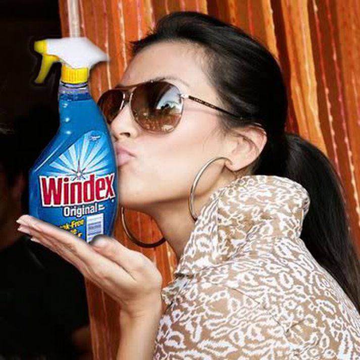 Kim Kardashian notar Ajax, eða Windex eins og það heitir í Bandaríkjunum, á matinn sinn.