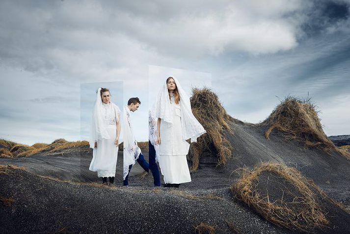 Í hljómsveitinni eru Áslaug Rún Magnúsdóttir, Jófríður Ákadóttir og Þórður Kári Steinþórsson.