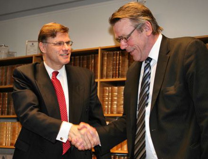 Jóannes Eidesgaard  Árni Mathiesen undirrituðu bráðabirgðasamninginn í dag.