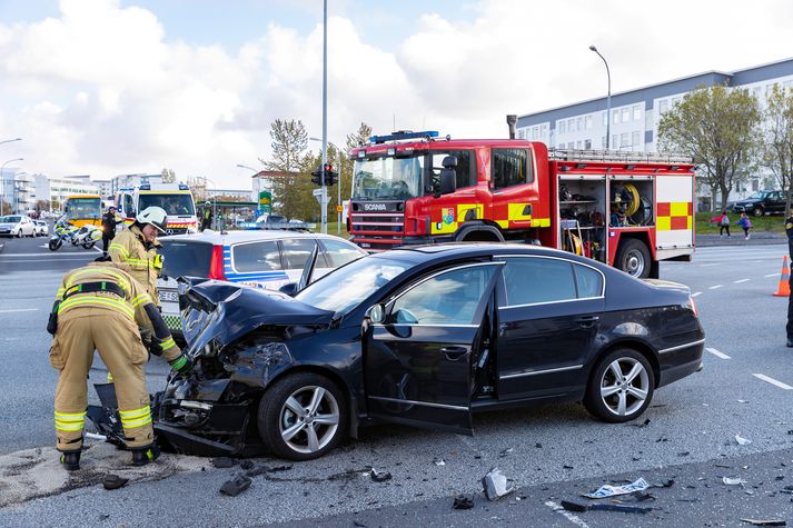 Slökkviilðsmenn á vettvangi umferðarslyss