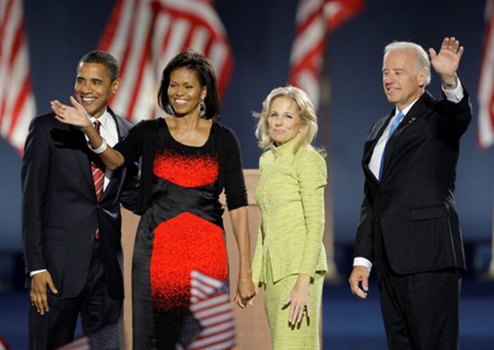Obama og Biden fagna hér kosningasigrinum í Chicago ásamt eiginkonum sínum, Michelle og Jill.