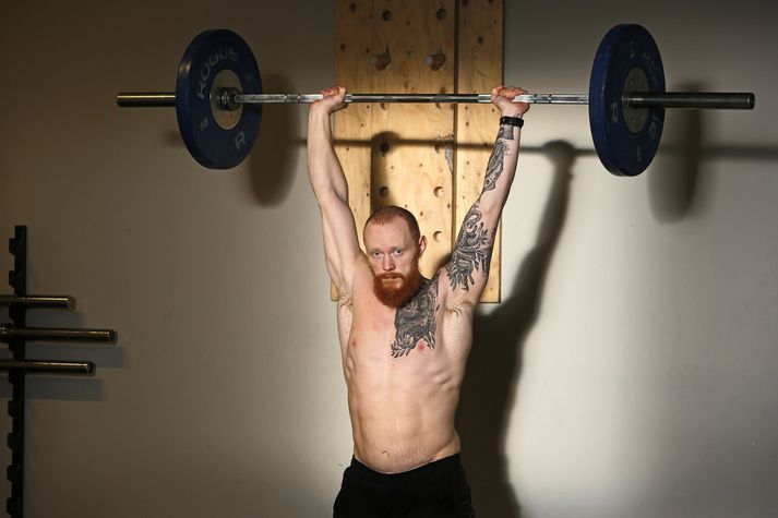 Árni Kristjánsson segir kynni sín við CrossFit fyrir áratug hafa gjörbreytt lífi sínu en í dag er hann þjálfari í CrossFit. FRÉTTABLAÐIÐ/VALLI