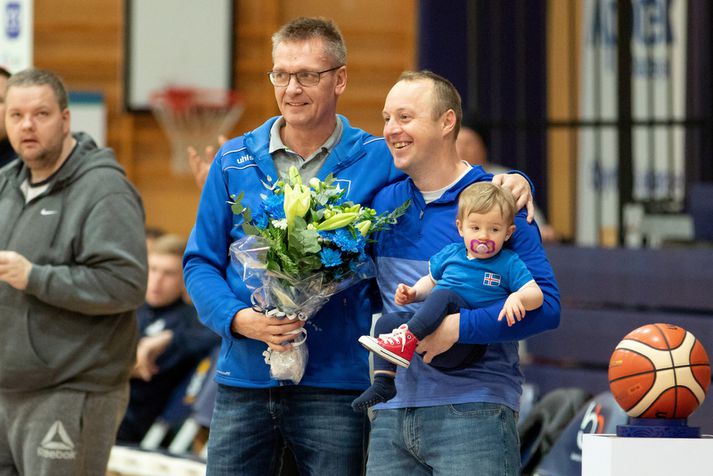 Justin Shouse tók við viðurkenningunni með dóttur sína undir hendinni. Með honum er líka Hilmar Júlíusson, formaður körfuknattleiksdeildar Stjörnunnar.