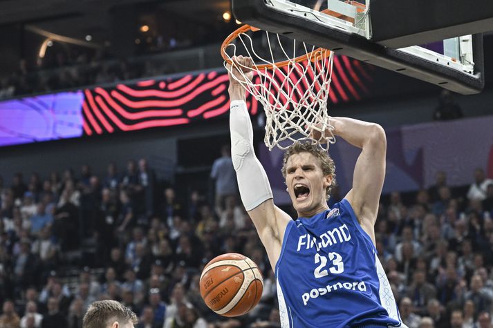  Finninn Lauri Markkanen treður boltanum í körfuna í kvöld.