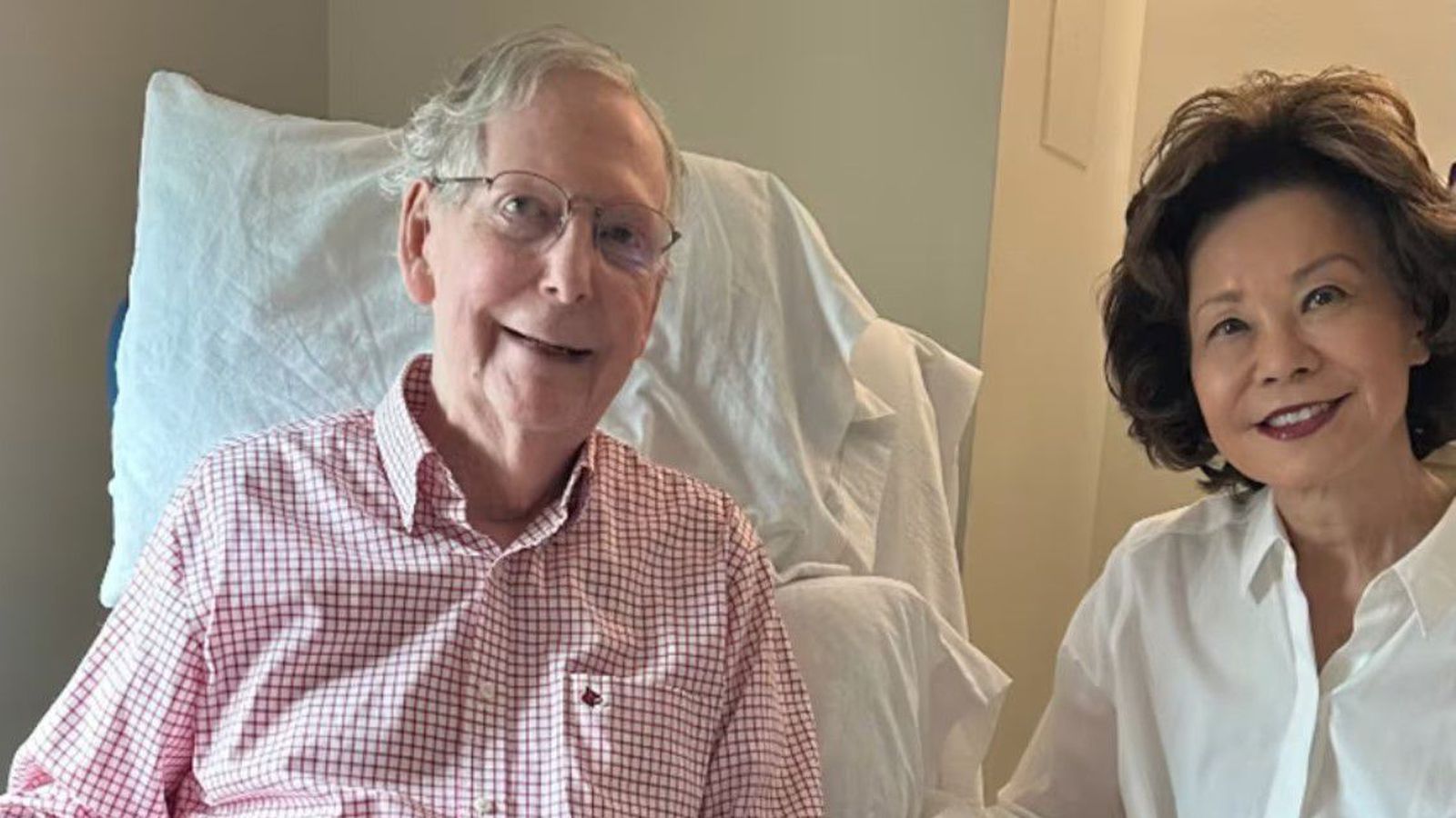 McConnell birtir mynd af sér á spítala