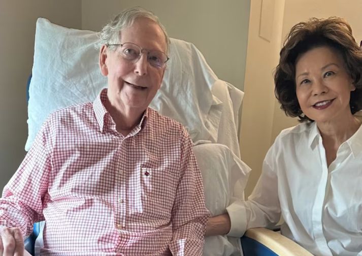 McConnell ásamt eiginkonu sinni Elaine Chao. Chao var vinnumálaráðherra í stjórnartíð George W. Bush og samgönguráðherra í fyrri ríkisstjórn Donald Trump.