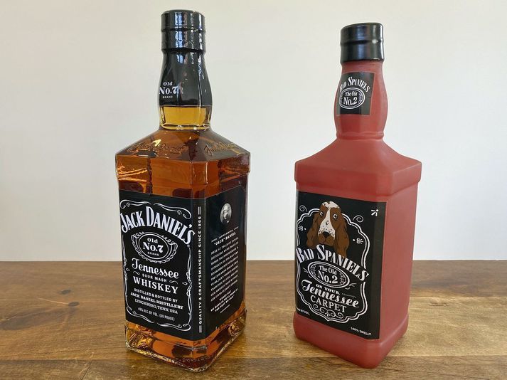 Flaska af Jack Daniels annars vegar og hið umdeilda hundaleikfang hins vegar. Glöggir lesendur taka ef til vill eftir því að viskíflaskan er vinstra megin.