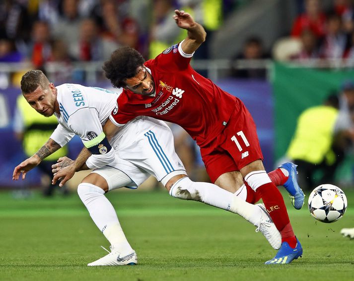 Sergio Ramos dregur Mohamed Salah niður í grasið í úrslitaleik Real Madrid og Liverpool í úrslitaleik Meistaradeildar Evrópu 2018.