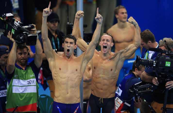 Michael Phelps fagnar Ólympíugullinu sínu í nótt.