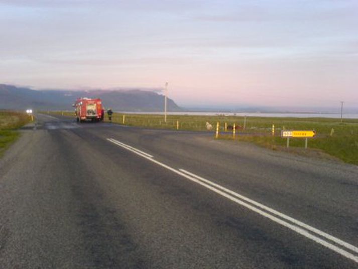 Slökkviliðsmenn að störfum á slysstað í kvöld.