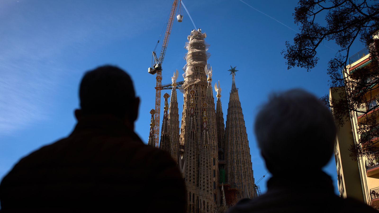 Toppurinn kominn á hæstu kirkju heims
