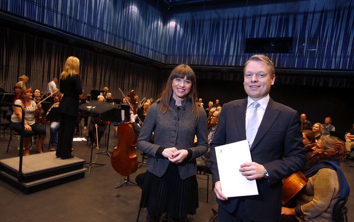Arna Kristín Einarsdóttir, framkvæmdastjóri sinfóníuhljómsveitarinnar og Gísli Hauksson forstjóri  Gamma  á æfingu hljómsveitarinnar.