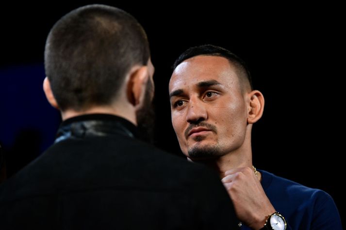 Max Holloway steig á vigtina í dag.