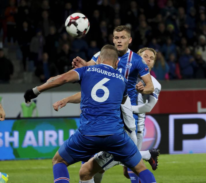 Ragnar Sigurðsson skallar að marki. Skömmu síðar lá boltinn í netinu.