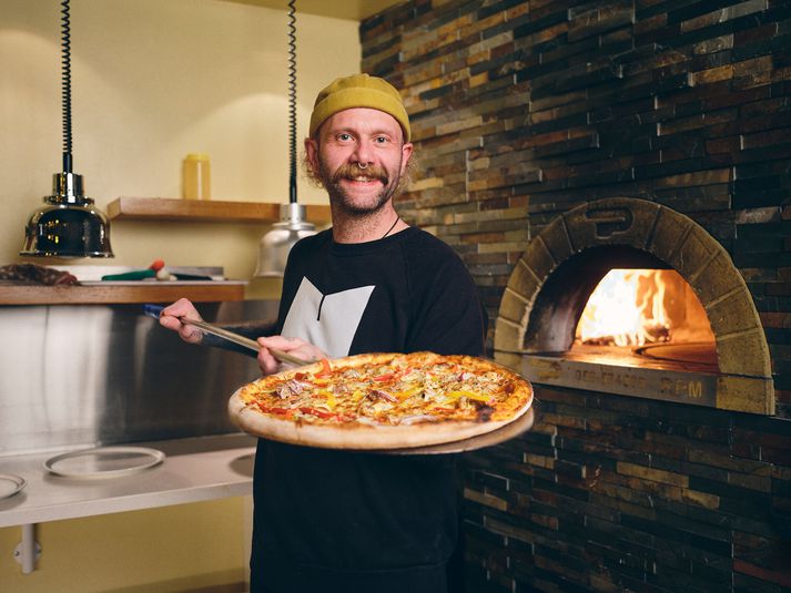 Helvítis jólapizzan er pizza mánaðarins á Eldofninum. Hún er unnin í samvinnu við Ívar Örn Hansen, öðru nafni Helvítis kokkurinn, og skartar óvenjulegu og bragðgóðu áleggi.