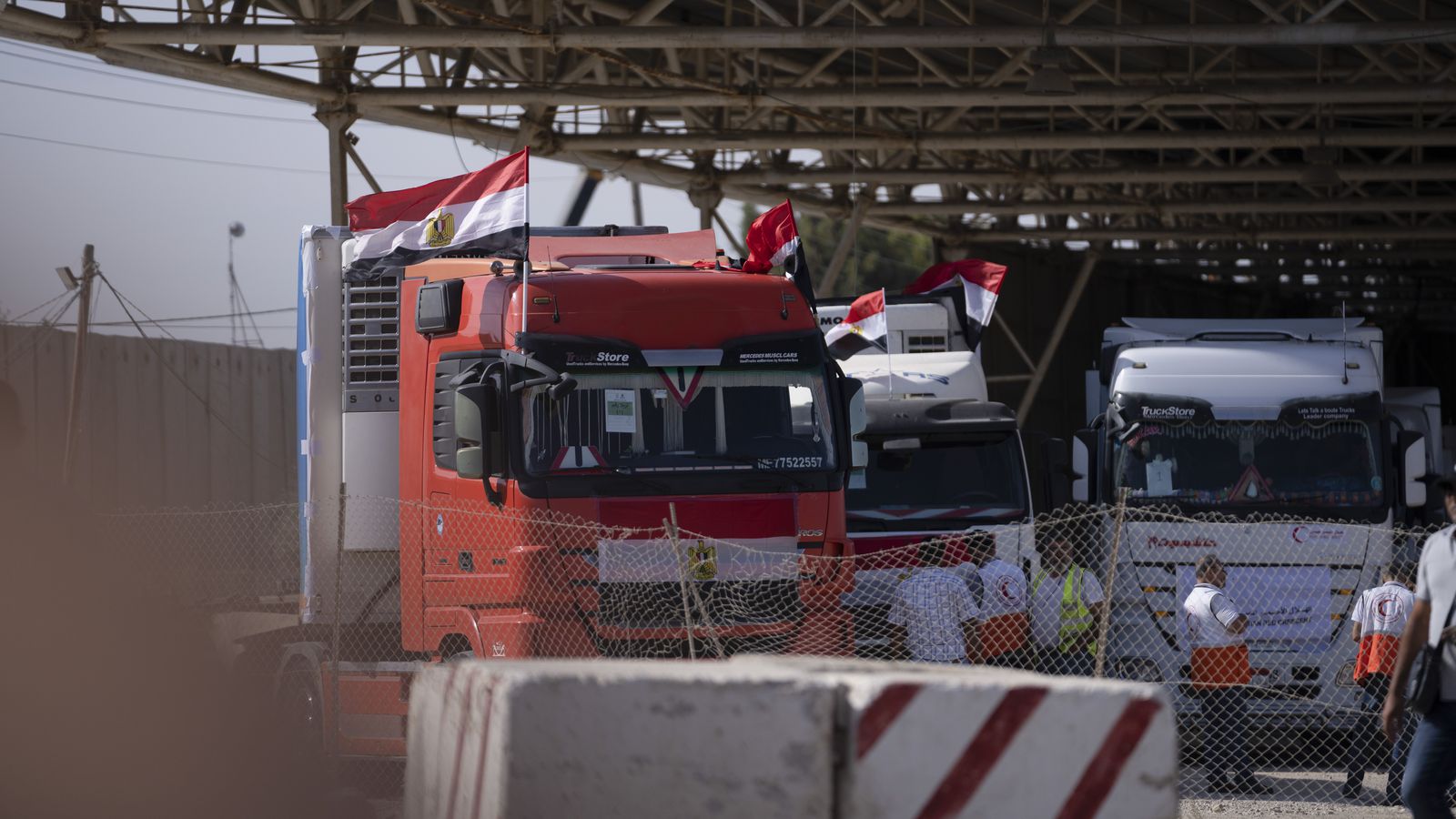 Neyðar­birgðir loks á leið til Gasa - Vísir