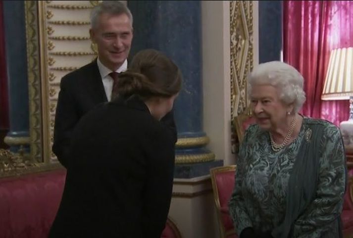 Katrín hitti Elísabetu í Buckingham-höll árið 2019, þegar drottningin bauð leiðtogum NATO-ríkjanna til kvöldverðar. Við hlið þeirra stendur Jens Stoltenberg, framkvæmdastjóri NATO.