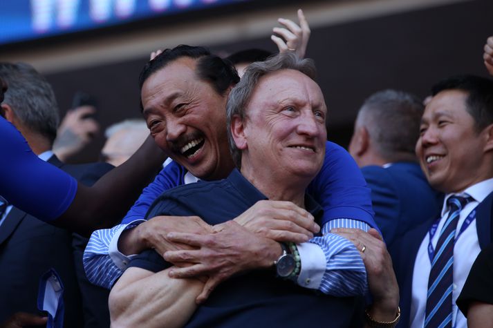 Neil Warnock fagnar með eiganda Cardiff.