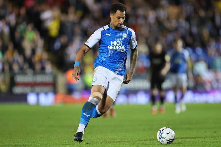 Peterborough United verður án aðalframherja síns, Jonsons Clarke-Harris, í næstu fjórum leikjum í ensku B-deildinni.