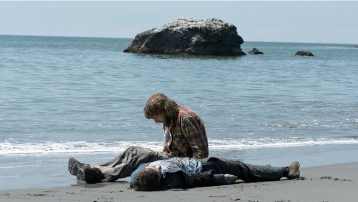 Paul Dano og Daniel Radcliffe í hlutverkum sínum í Swiss Army Man.