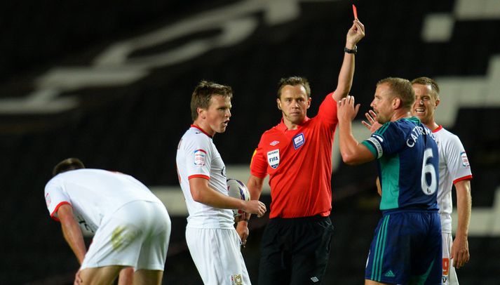 Stuart Atwell rekur Cattermole af velli.