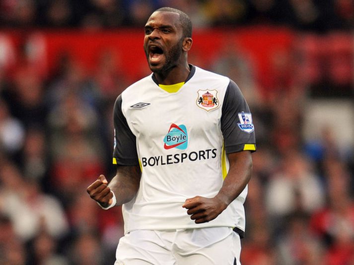 Darren Bent fagnar marki sínu á Old Trafford í kvöld.