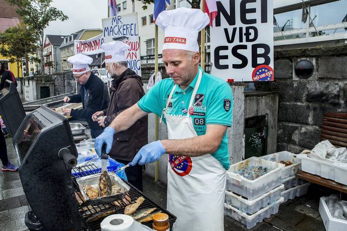 Þeir voru vígalegir liðsmenn Heimssýnar á grillinu í gær.