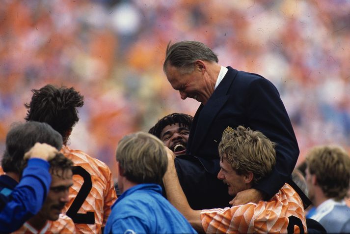 Rinus Michels gerði Hollendinga að Evrópumeisturum árið 1988 og fagnar hér á öxlum Ruud Gullit.