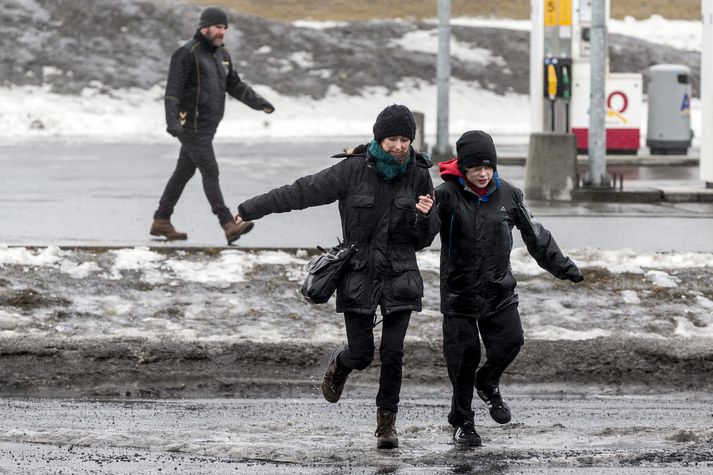 Veðurstofa varar við hvassviðri eða stormi á morgun suðvestan til á landinu.