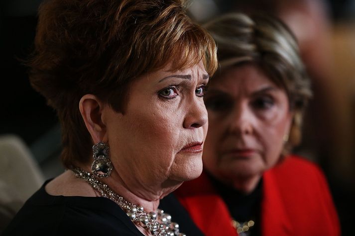 Beverly Young Nelson og lögfræðingur hennar Gloria Allred.