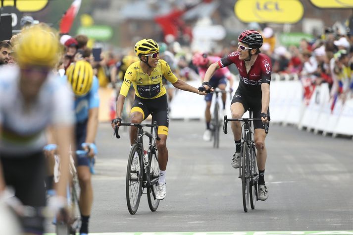 Egan Bernal og félagi hans frá Team Ineos, Geraint, Thomas sem vann keppnina í fyrra leiðast hér yfir endamarkið.