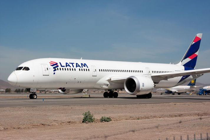 Boeing 787-9 D í eigu LATAM Airlines á flugvelli í Santiago.