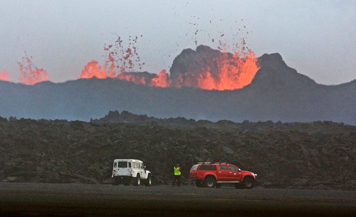 Vísindamenn, lögregla og fjölmiðlar eru þeir einu sem hafa fengið takmarkað leyfi almannavarna til þess að vera inni á hættusvæðinu.