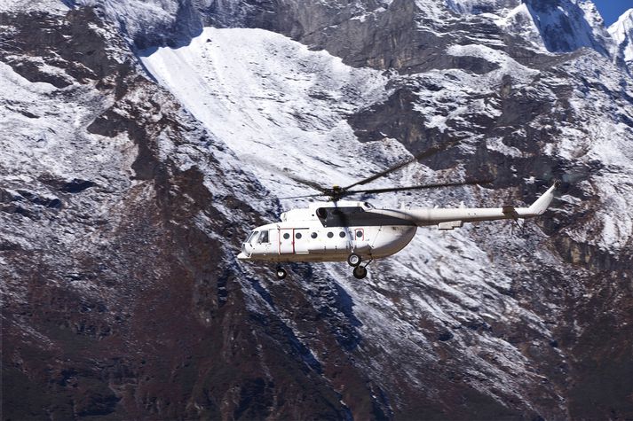 Þrettán Sjerpar létu lífið í snjóflóði á Everestfjalli á föstudag og þriggja er enn saknað.